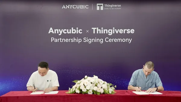Representatives sign the Anycubic and Thingiverse partnership agreement.